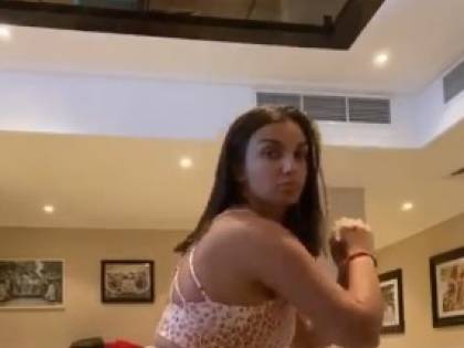 Elettra Lamborghini, squat sexy in quarantena