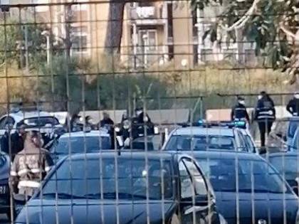 La furia del migrante con l'Aids: devasta il centro, poi sputa sangue sui poliziotti