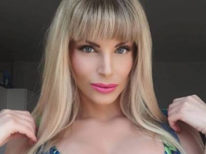 Francesca Cipriani mostra il seno: "Avete comprato l'uovo di Pasqua?"