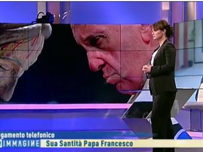 Il Papa e la telefona in tv: "Penso ai crocifissi della pandemia"