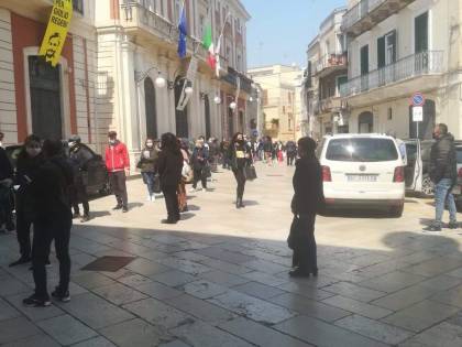 Nel Barese la fila per ritirare i buoni spesa