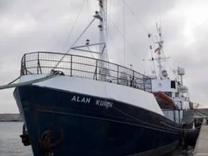 Una batosta sulla nave dell'ong La Guardia Costiera blocca tutto