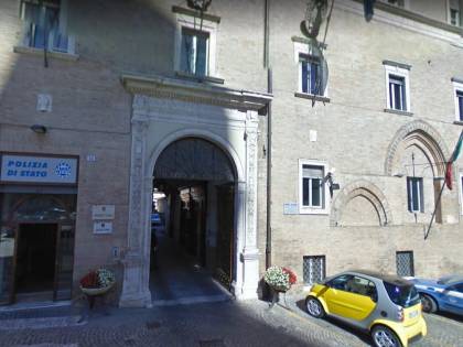 Macerata, nigeriano attacca passante e morde 2 agenti: subito libero