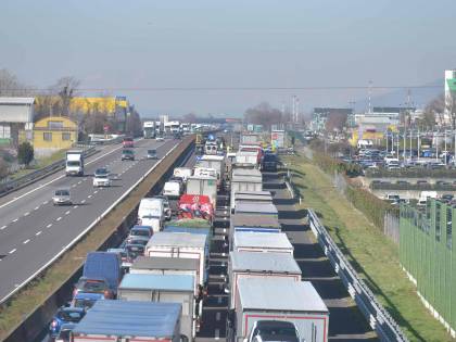 L'ultima ipotesi sui contagi: "Il virus ha viaggiato sui tir in autostrada"