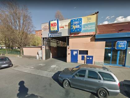 Torino, romeno leva mascherine a clienti e aggredisce agenti