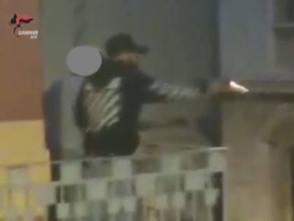 Bari, rider vicino a un'auto: gli sparano dal balcone