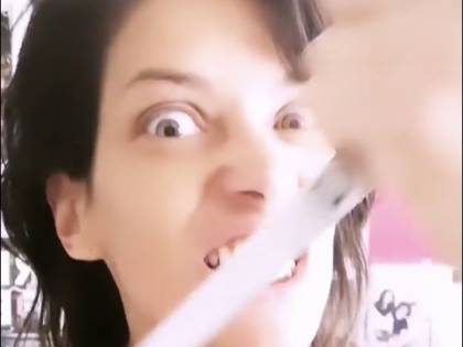 Gf Vip, Fernanda Lessa simula di pugnalarsi con le forbici. Il web non apprezza