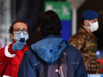 Tachipirina e bottiglia d'acqua ghiacciata. Ecco come ingannano i termoscanner