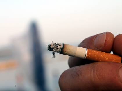 Milano, fumo fuorilegge. Stop alle sigarette all'aperto