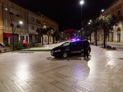 Abbassa la mascherina al carabiniere e gli sputa in faccia