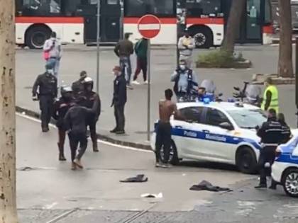 Napoli, straniero si spoglia e attacca agenti: rabbia dei cittadini