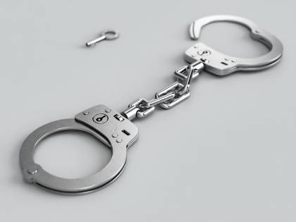 Mascherine usate per aprire le manette, l'Interpol lancia l'allarme