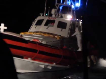 Alta tensione sulla Alan Kurdi: un migrante tenta il suicidio