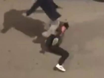Picchia in strada la giovane convivente ma una telefonata anonima la salva