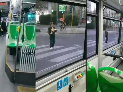 Milano, straniero assalta il bus "Adesso ti prendo a bottigliate"