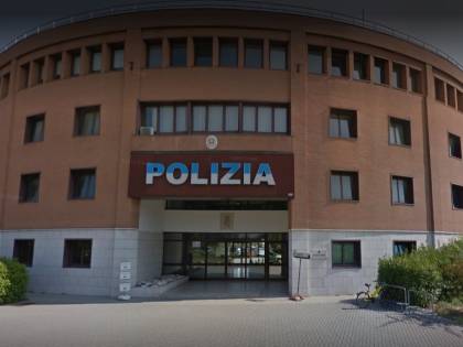 Modena, lo straniero prima si taglia le vene poi aggredisce l'agente
