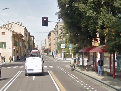 Bologna, paura sul bus: nigeriano perde la testa e attacca agenti