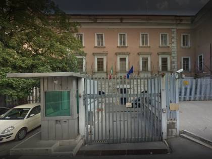 Calci alla testa e al torace agente massacrato di botte in carcere