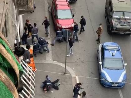 L'antagonista all'assalto degli agenti: "Portate il coronavirus"