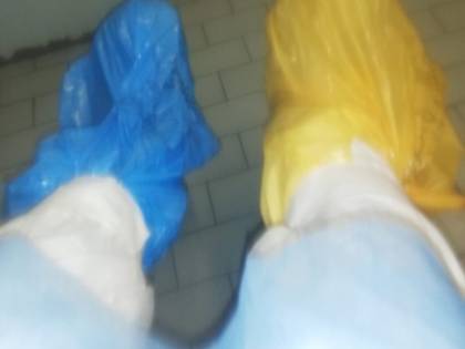 Buste di plastica come calzari per soccorrere i pazienti Covid