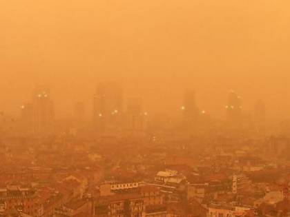 Maltempo, piogge e temporali su tutta Italia: nubi cariche di sabbia desertica