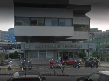 Rimini, gambiano Covid-positivo scatena il panico in ospedale