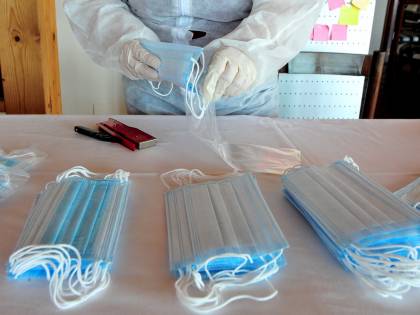 Aumenti fino al 400%: la truffa ora si sposta sui guanti in lattice