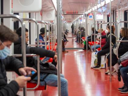 Metro, "rischio contagio alto". Vagoni pieni soltanto a metà