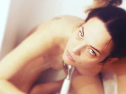 Laura Chiatti nuda nella vasca da bagno