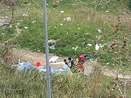 Discariche, roghi tossici e pic-nic: sul Lungotevere di Pietra Papa spunta una nuova favela