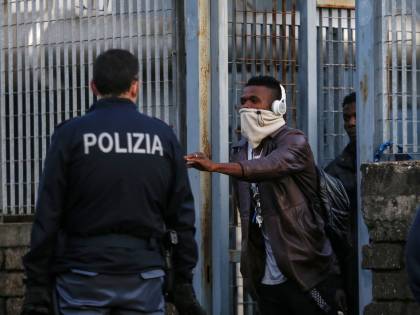 Migranti positivi al Covid, adesso pure Riace dice no