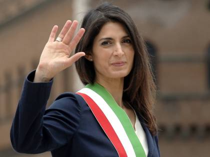 Sequestrata CasaPound. La Raggi guida il blitz ma Grillo li voleva nei 5s