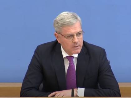 Il falco tedesco del dopo-Merkel vuole rovinarci: "Basta prestiti all'Italia"