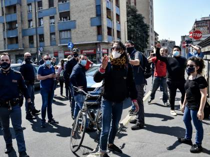 Antagonisti sfidano la polizia. Rompono lockdown a Milano