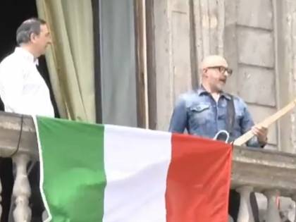 Sala ora fa il partigiano Bella Ciao dal balcone