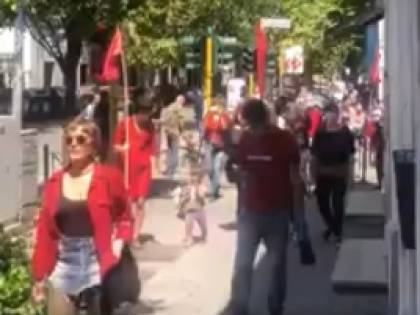 Le bandiere rosse sfilano senza rispettare i divieti. Salvini: "Loro possono"