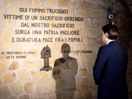 Conte rende omaggio alle Fosse Ardeatine: ''Per non dimenticare''