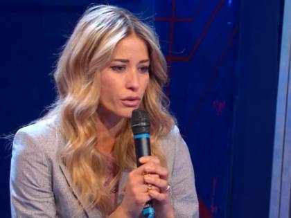 La Santarelli scoppia in lacrime "Fatico ad alzarmi al mattino..."