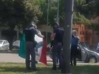 Liberazione, bandiera Salò sventola davanti allo stadio: polemiche