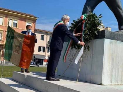 Fiori sotto il monumento sbagliato. L'Anpi striglia il sindaco di Viareggio