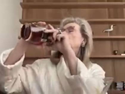 Meryl Streep alza troppo il gomito in diretta video: è lei la regina di Zoom