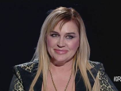 Lory Del Santo: "Lasciateci liberi o impazziremo. Non mi faccio vedere perché ho la ricrescita"