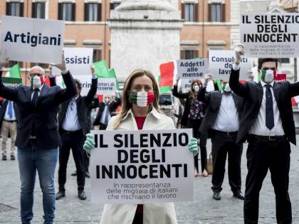 Flash mob della Meloni davanti Palazzo Chigi