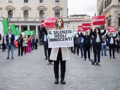 Flash mob della Meloni davanti Palazzo Chigi per dar voce al silenzio degli innocenti