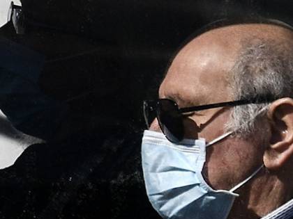 "L'Italia produrrà milioni di mascherine". Ma nessuno ha il via libera a venderle