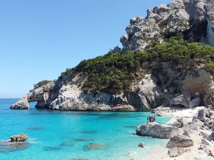 Fondi per le imprese, sì alle prenotazioni e voli potenziati. Riapre la Sardegna