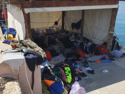 Migranti, ammassati al Molo: così Lampedusa sta esplodendo