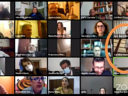 Si spoglia durante la diretta con i colleghi, gaffe del consigliere comunale