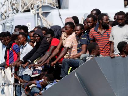 Migranti, il sistema delle coop: costi gonfiati e conti aggiustati