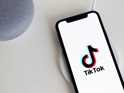 Ora su TikTok si deride l'epilessia: è polemica per la SeizureChallenge